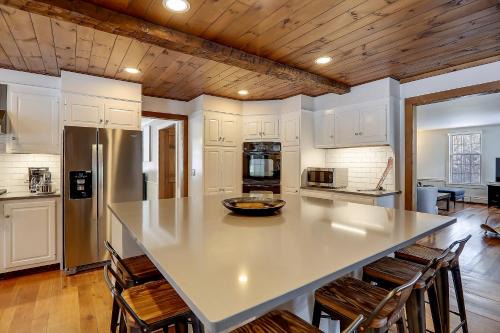 Moscow Casa | Two Chimneys: 5 br, a/c, fireplace, deck hot tub, firepit, garage