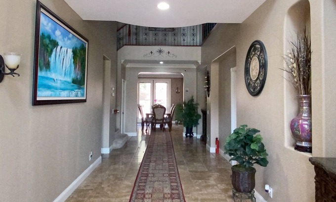 Eastvale Casa | Two Comfortable Rooms In A House (Two Beds + Free WiFi + Office Desk)
