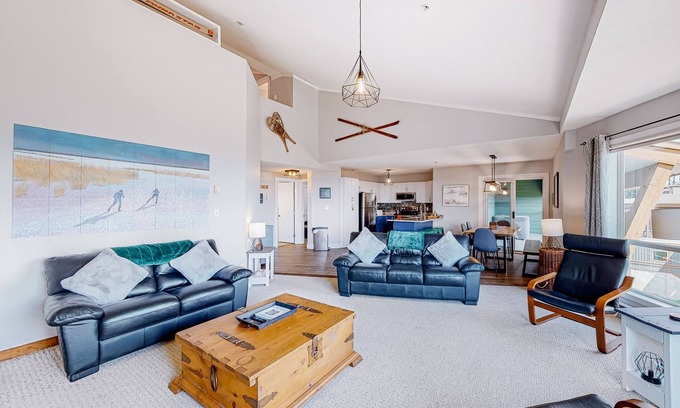 Big White Ski Resort Condominio | Two-condo oasis with ski-in/ski-out access, mountain views, hot tub