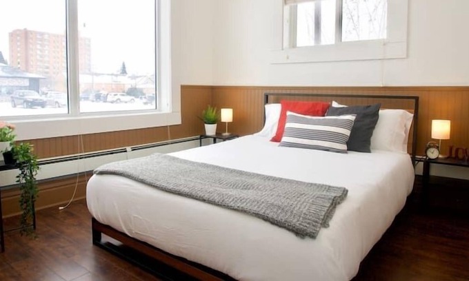 Moose Jaw Apartamento | Two Condos! Two Kitchens, Sleeps 7, 3 Bedrooms