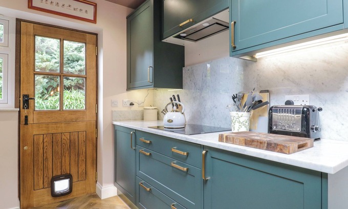 Croxley Green Cabaña | TWO COPTHORNE COTTAGES, pet friendly, with open fire in Croxley Green