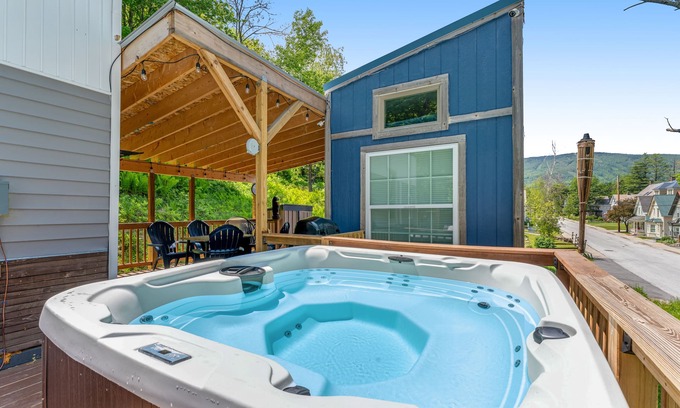 Ludlow Apartamento | Two cozy tiny homes with a private hot tub, large deck, grill, AC - dog friendly