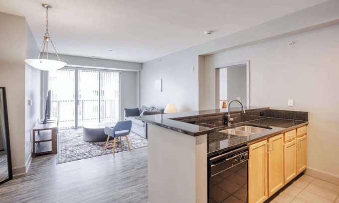 Central Business District Apartamento | TWO CozySuites at the Banks 17