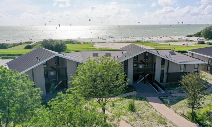 Workum Apartamento | Two floors, four bedrooms, a sauna, and views over the IJsselmeer. Ideal for large families or groups of friends.
