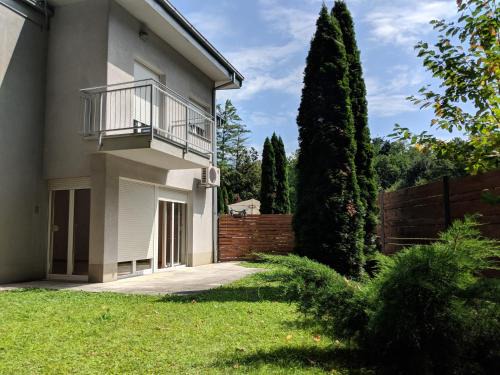 Zagreb Casa | Two Forrest-Hugging Townhomes