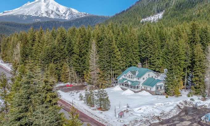 Government Camp Cabina | Two Government Camp Lodge's Hot Tubs, Room for the Whole Family!
