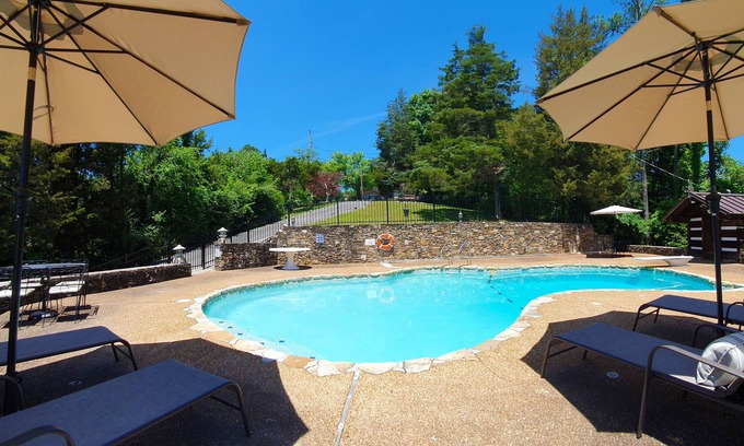 Sevierville Casa | Two-home lakefront property with vast saltwater pool, dock & amazing game room