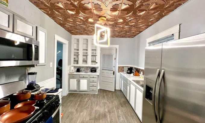 Niagara Falls Casa | Two Homes, 5 Min to Falls, Sleeps 20, 4 Min Apart