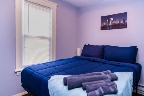 Niagara Falls Casa | Two Homes, 5 Min to Falls, Sleeps 20, 4 Min Apart
