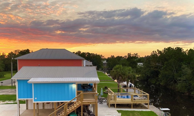 Shoreline Park Casa | Two homes in beautiful Bay St. Louis with swimming pools and private boat launch