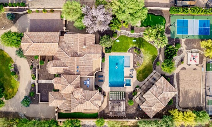 Cactus Acres Casa | Two Homes-Pickleball-Batting Cage-Sand Volleyball-B-ball-Putt-Putt-Heated Pool
