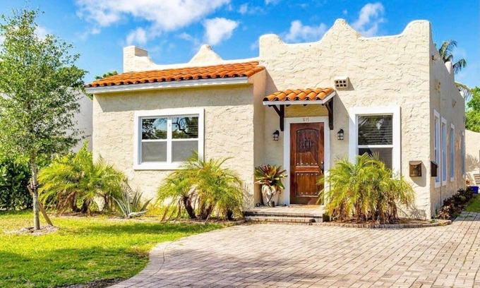 Parker Ridge Cabaña | Two Houses KING BEDS Close to Airport, Golf Course, Zoo, Downtown and Beaches
