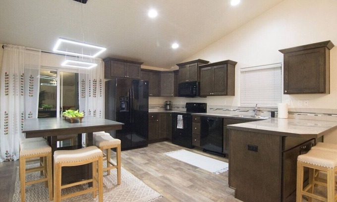 Caldwell Casa | TWO Houses NEXT DOOR! 6bed/4bath Sleeps 16 total!