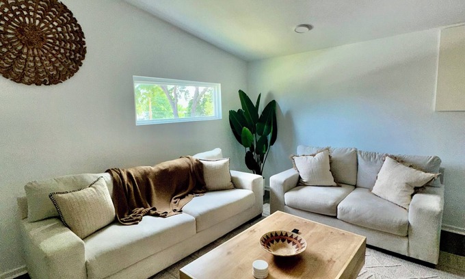 Kansas City Casa | Two is Better Than One! Double the Space! nLarge Groups Near Entertainment!