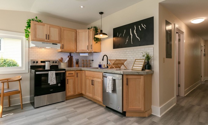 Watkins Glen Casa | TWO king bedrooms! Walk to EVERYTHING! (lake,hiking,bars,shopping)