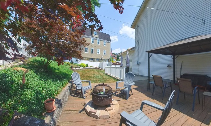 Crafton Casa | Two KING beds! Lots of off-street parking! Close to downtown! Pet friendly!