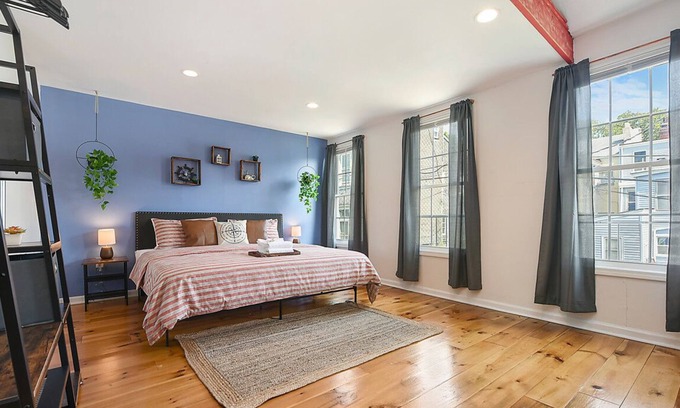 East Allegheny Casa | Two King Beds ★ Rowing / Crew-Themed ★ Walkable!