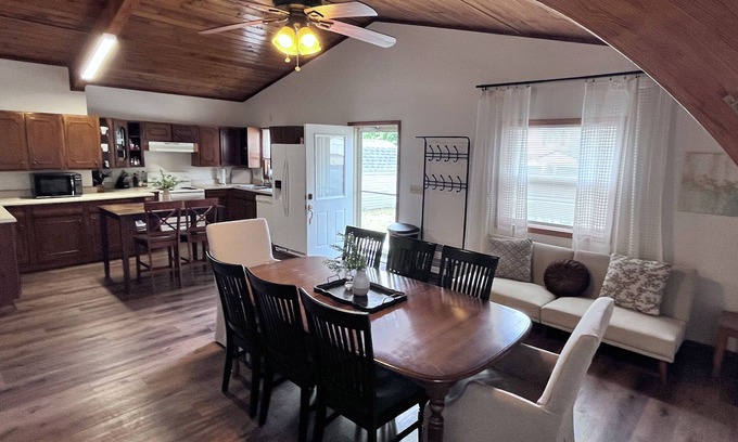 Kirksville Casa | 30 days +, pets, 2 kitchens, 2 laundry, 13+guests