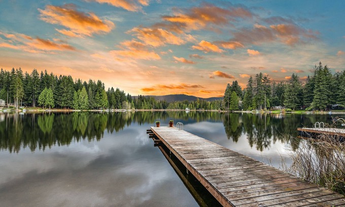 Fall City Cabina | Two lakefront cabins with two docks, kayaks, 100' of waterfront, deck, & firepit