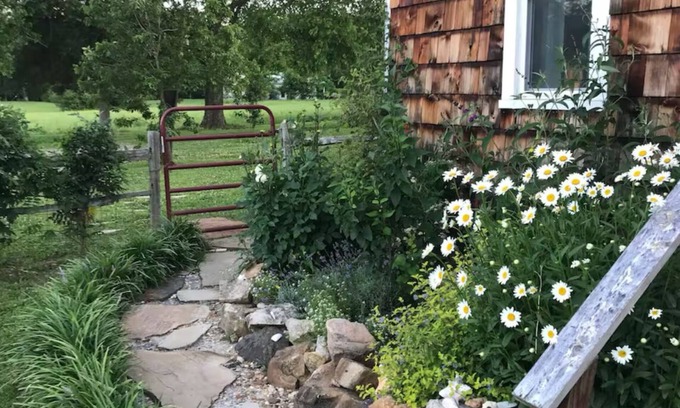 Flintstone Cabina | Two lane country roads near Lookout Mountain Big Living in the Little House