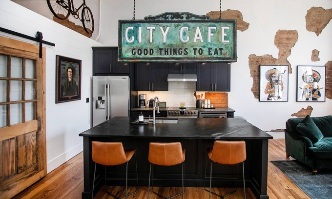Downtown Apartamento | Two Lanes Guesthouse - Loft Vacation Rental por Mike Wolfe en el centro de Columbia