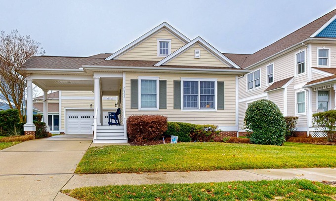 The Commons Casa | Two-level Bayside Resort house with heated pool, hot tub, fireplace & AC