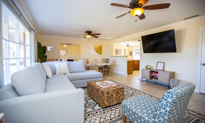 Vilano Beach Casa | TWO LIVING QUARTERS, 6MIN WALK TO BEACH, FEW STEPS FROM RESTAURANTS