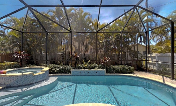 Naples Park Casa | Dos dormitorios principales! Menos de 1 milla de la playa con piscina climatizada y spa