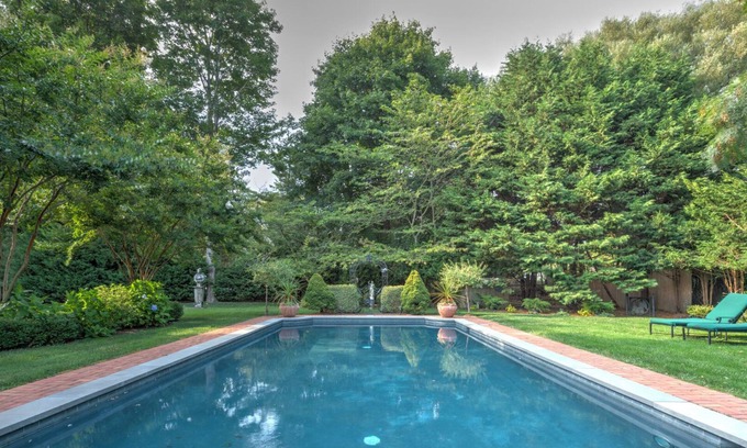 Village of Southampton Casa | NUEVA LISTA: A 800 metros del océano Atlántico y cerca del centro del pueblo, ��el encanto clásico de los Hamptons con brillantes detalles y comodidades contemporáneas!