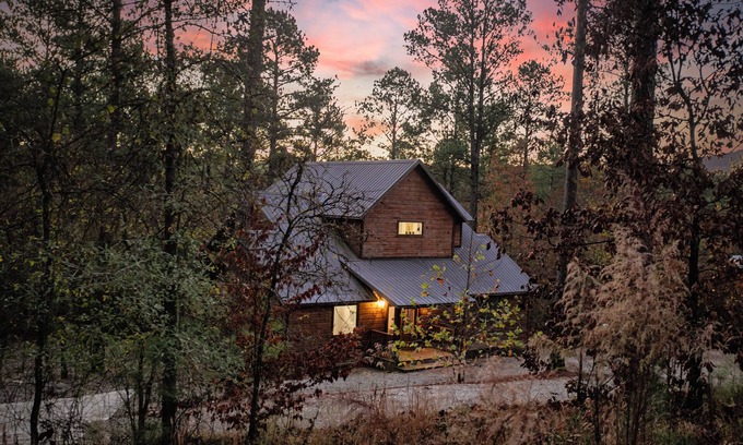 Broken Bow Cabina | Two matching bedrooms with loft close to Restaurants and local attractions