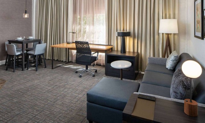 Arts/Warehouse District Hotel | TWO Pet-friendly Suites with Free Breakfast, Near New Orleans Jazz Museum!