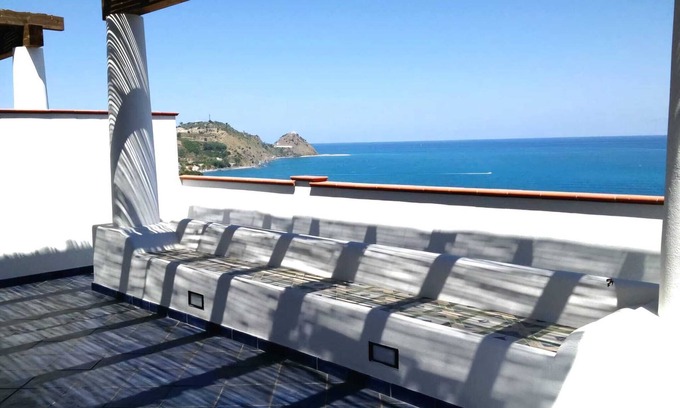 Capo d'Orlando Apartamento | Apartamento de dos habitaciones con vistas al mar y las islas Eolias a solo 3 'de la playa de San Gregorio