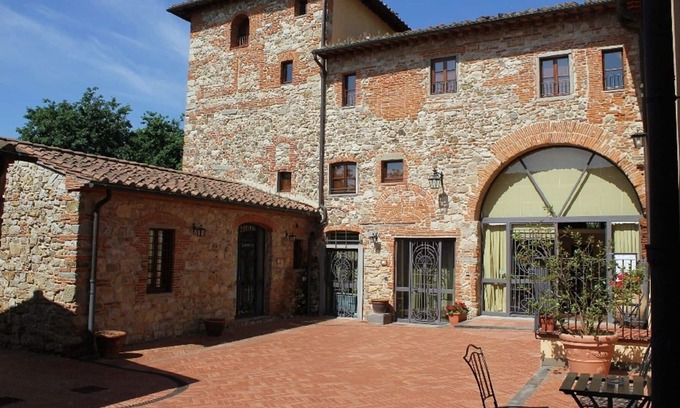 Santomato Apartamento | Apartamento de dos habitaciones "Fattoria CasalBosco", un antiguo pueblo medieval rodeado de vegetación