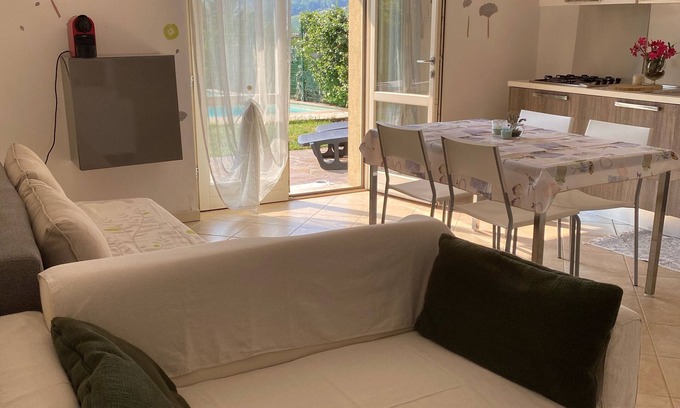 Entratico Casa | Apartamento de dos habitaciones en villa con jardín privado.