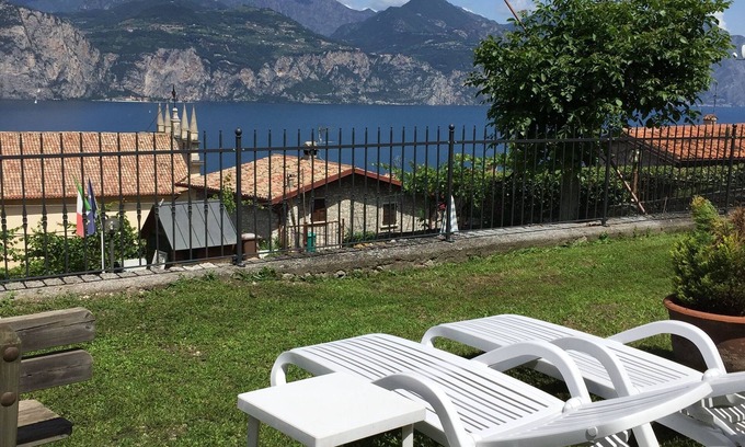 Castelletto Apartamento | Ático de dos habitaciones en Casa Mary con vista al lago y al jardín.