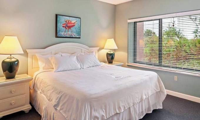 Hilton Head Complejo | Two Room: Bright and Airy 3BR Vacation Home with Pool, Tennis Courts and Kitchen