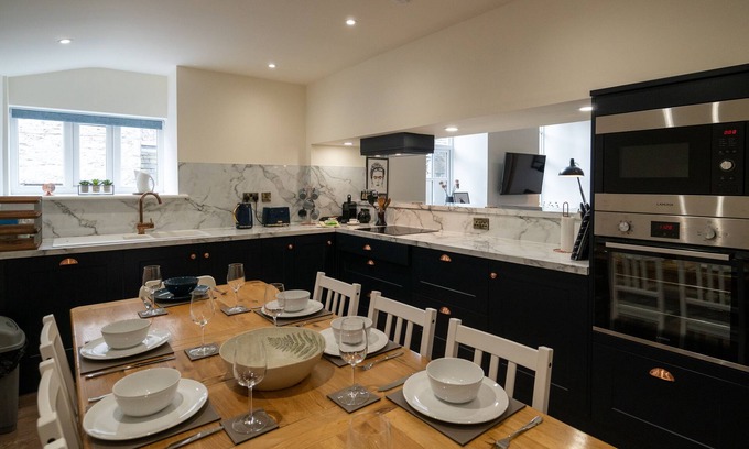 Kendal Apartamento | Two separate 2-bedroom apartments, joined by a private hallway. Kendal Town Centre