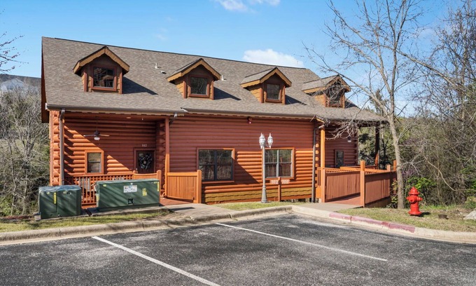 Branson Theater District Cabina | Two Side by Side Cabins in the Heart of Branson,Sleeps 14, Ticket DEALS and Golf Discounts
