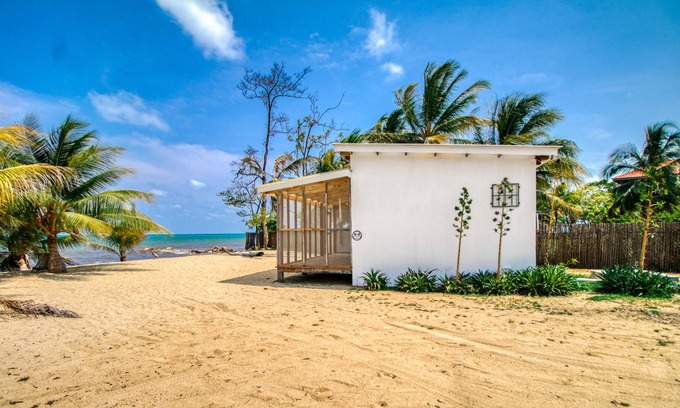 Dangriga Cabina | ¡Dos cabañas independientes frente al mar con vista al mar y playa privada!