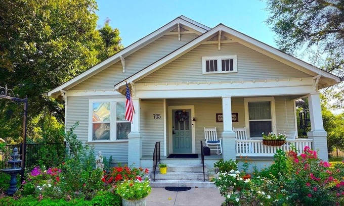 Brenham Casa | Two Step at The Brenham House