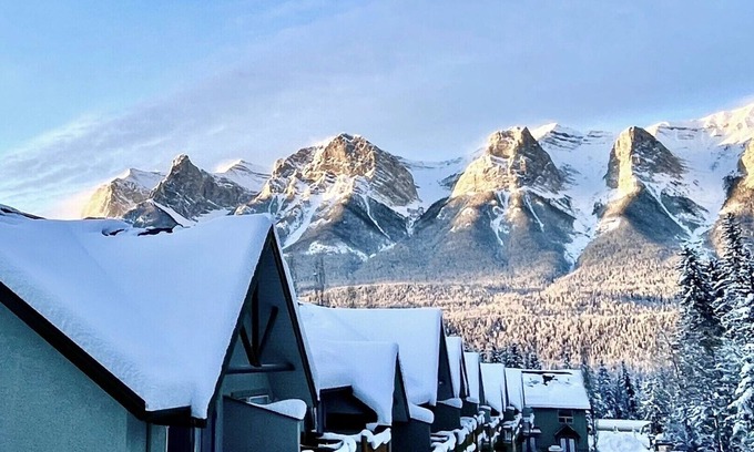 Harvie Heights Casa | Two Storey Cozy Chalet W/2BR&2BA Balcony Mountain Views/By Banff Gate / Sleep 6