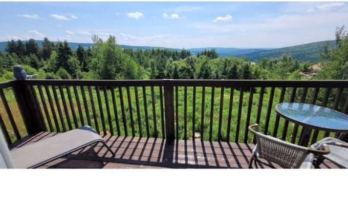 Saint-Luc-de-Bellechasse Chalet De Esquí | two stories mountaine view chalet
