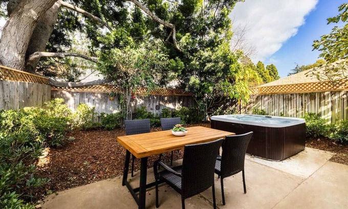 West Mesa Condominio | Two Story Apartment Near Beach