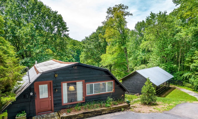 Scaly Mountain Casa | Two-story barn home with free WiFi, full kitchen, & gas grill - dog-friendly