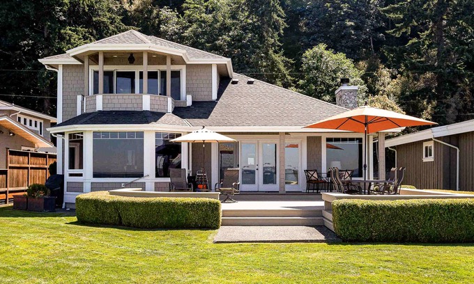 Freeland Casa | Two-story, bay front retreat with a deck, direct beach access, and washer/dryer