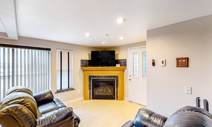 Phinney Ridge Condominio | Two-story condo with fireplace & balcony in the heart of Phinney Ridge