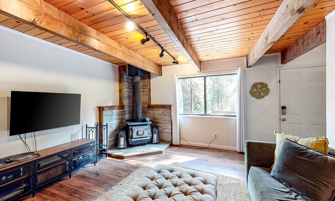 Camp Connell Condominio | Two-story dog-friendly condo with balcony, washer/dryer, & full kitchen