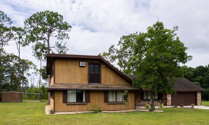Loxahatchee Groves Otro | Two-story, dog-friendly farmhouse with a lotus pond, washer/dryer, & WiFi