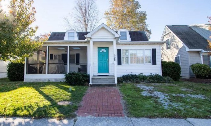 Country Club Estates Casa | Two-story home in the Country Club Estates neighborhood