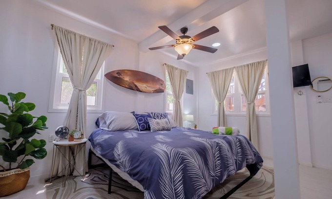 Cayo Corker Apartamento | Two story house with king size bed in beautiful Caye Caulker